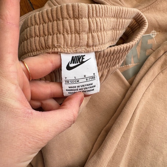 Size 7 Boys Nike Beige Hoodie and Joggers Sweatsuit Set - Picture 2 of 4